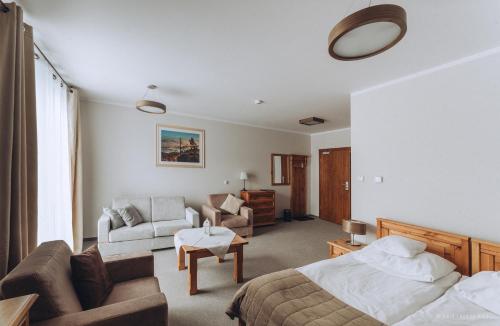 2 twin beds, 1 sofa bed
