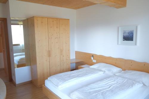 1 queen bed, 2 sofa beds