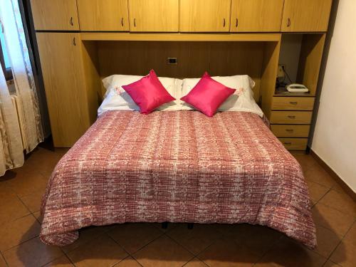 1 queen bed, 2 twin beds