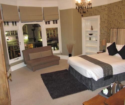 Monties Guest House - image 4