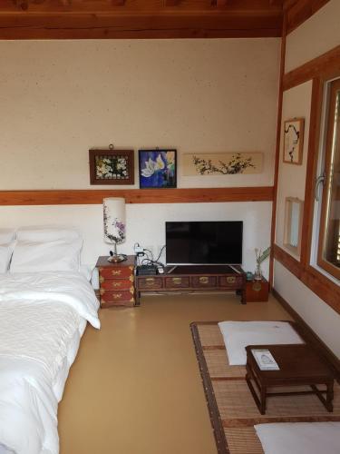 Double Room with Private Bathroom image 6
