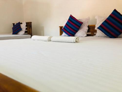 1 double bed, 1 twin bed