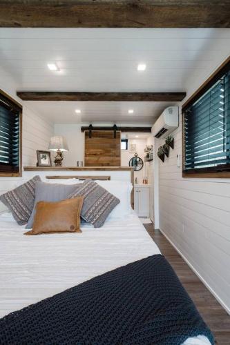 Stunning CargoHome Near Waco, Magnolia and Baylor photo