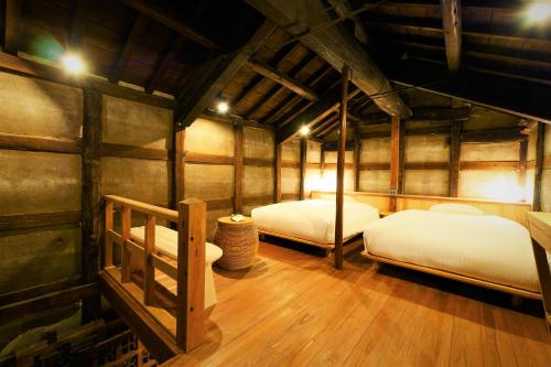 2 twin beds