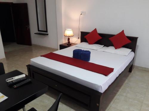White Wall Hotel in Dompe