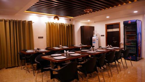 Restaurant, The Ventura Grand Hotel in Peeniya