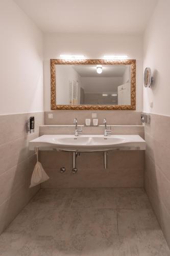 239430269 Der Schlosswirt zu Anif - Biedermeierhotel und Restaurant