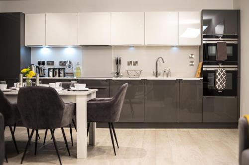 Luxury King Bed Apartment & FREE PARKING - main image