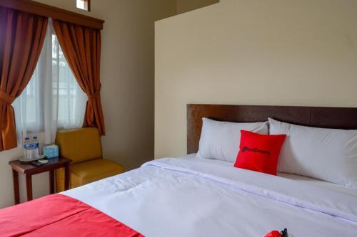 Guestroom, RedDoorz near Stadion 45 Karanganyar in Karanganyar city