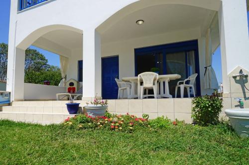 Dolphins House in Avdhira