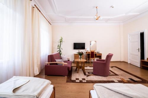 2 twin beds, 1 sofa bed