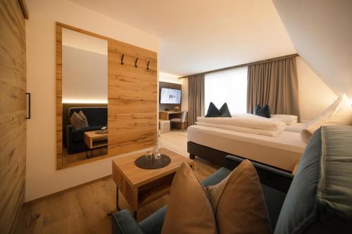 1 queen bed, 1 twin bed