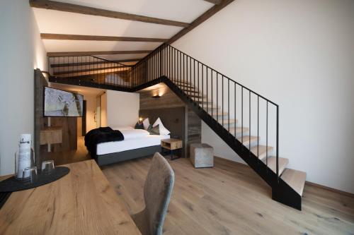 1 queen bed, 1 sofa bed