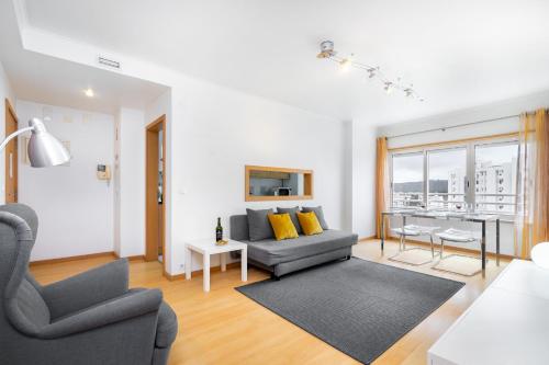 Lisboa, Cidade, Elegant Apartment with Air Cond, Free WIFI and Near Metro, by IG