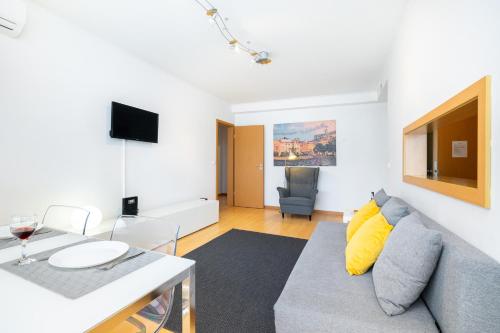  Lisboa, Cidade, Elegant Apartment with Air Cond, Free WIFI and Near Metro, by IG in Lissabon