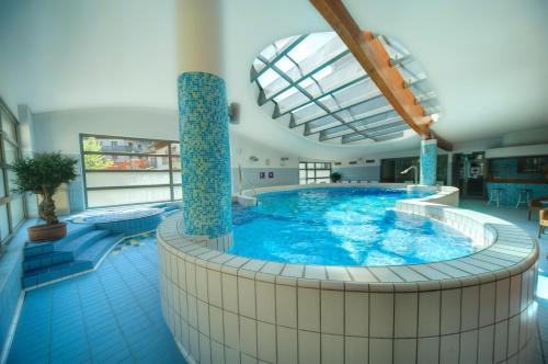 สระว่ายน้ำ, โรงแรมโลเวซ (Hotel Lovec) in กลางเมืองเบลด