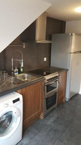 Beautiful king room in Leith Walk photo