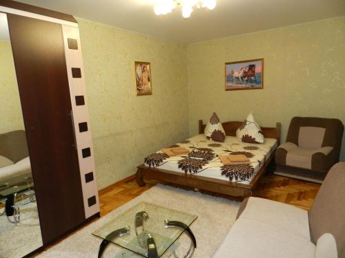 . 1-room Apartment on Poshtova Street 169, by GrandHome