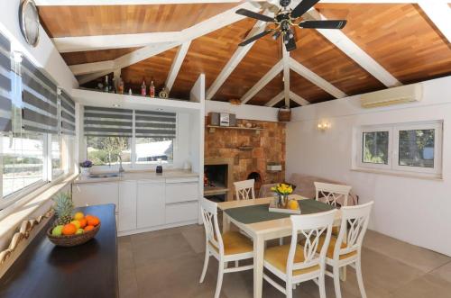 Seaside family friendly house with a swimming pool Cove Smokvina Brac - 18003 - image 8