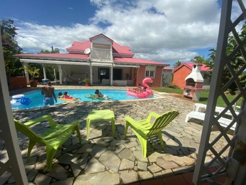 View, Villa piscine la Cafeiere in Lamentin