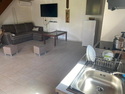 Shared lounge/TV area, Villa piscine la Cafeiere in Lamentin