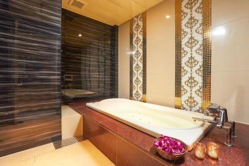 room detail thumbnail 2