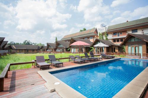 Bazén, 100 Islands Resort and Spa near Nákupní centrum Central Plaza Surat Thani