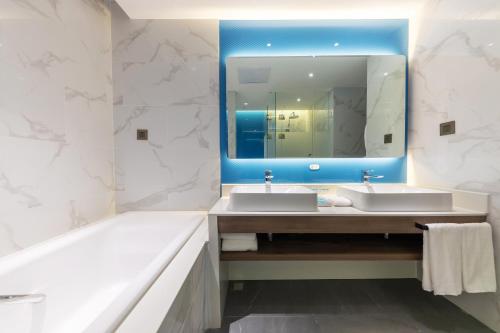 Bathroom, Holiday Inn Express Yichang Riverside in Yichang