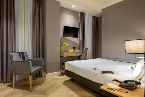 1 queen bed, 1 twin bed