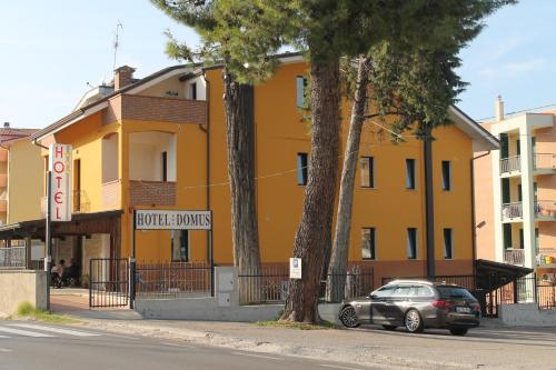 . Hotel Domus