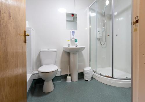 Bathroom, Ullapool Youth Hostel in Ullapool
