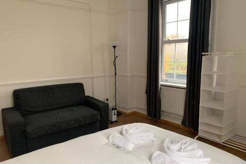 Amazing Apartment 30 Mins From The City Centre, , London