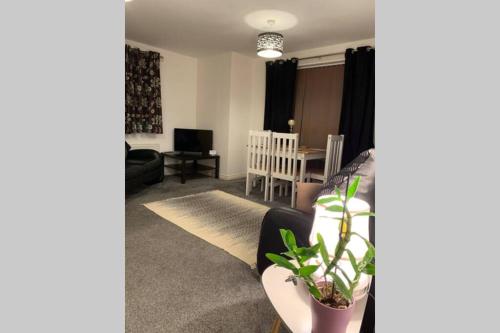 Immaculate Heywood Greater Manchester Apt Sleeping 4 Guests, , Lancashire