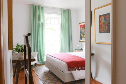 Deluxe Double Room with Balcony image 2