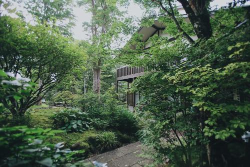 まるごと貸切 にごり湯天然温泉かけ流し 箱根満来山荘 Hakone Natural Milky Onsen 2300sqm Garden & Villa Man Rai
