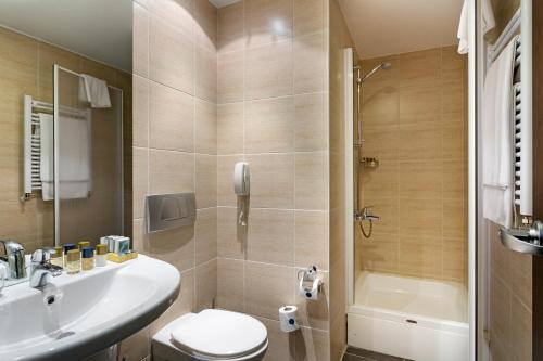 Standard Twin Room with Ski Track View