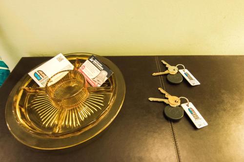 241 Fabulous three bedroom apartment on the second floor with parking - image 2