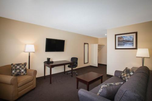 One-Bedroom Deluxe King Suite - Non-Smoking