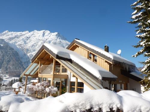  Haus am Wasserfall, Unterkunft in Sankt Anton im Montafon