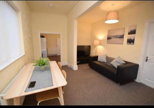 Beautiful 4 bedroom Victorian Apartment Sleeps 7 STOCKPORT, Manchester (photo 2)