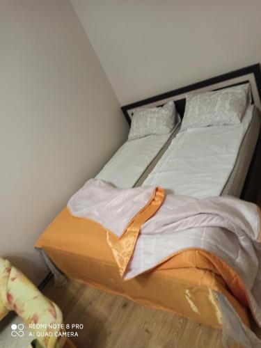 Light apartments 10 mins from metro WiFi TV