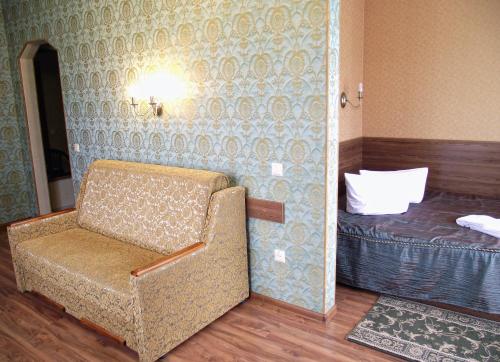 1 queen bed, 1 sofa bed