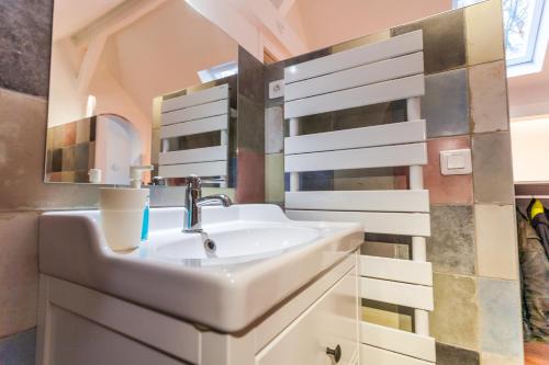 Bathroom, Greeter-Maison campagnarde avec vue sur vallee a 30 min de la tour Eiffel in Jouy-en-Josas