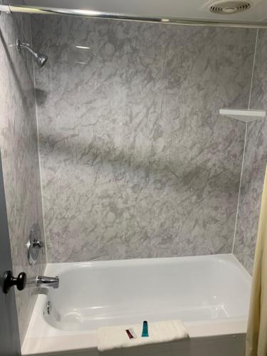 ห้องน้ำ, Motel 6 Greenville, NC – ECU-Medical Center in กรีนวิลล์ (NC)