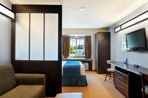 Microtel Inn & Suites Bath - image 11