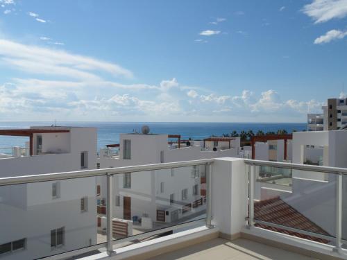 Modern villa, 4 bedrooms, private pool, close to Coral bay strip, Peyia (foto 9)