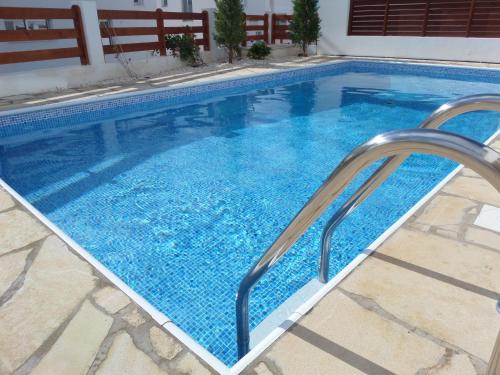 Modern villa, 4 bedrooms, private pool, close to Coral bay strip, Peyia (foto 6)