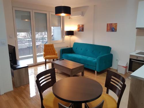 2 twin beds, 1 sofa bed