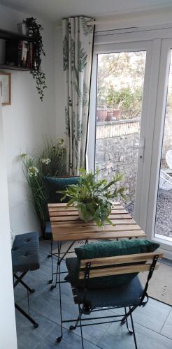 Kert, Aubrey Cottage in Cowbridge