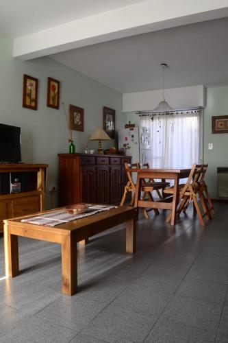 Duplex con garage, patio y parrilla - Tandil